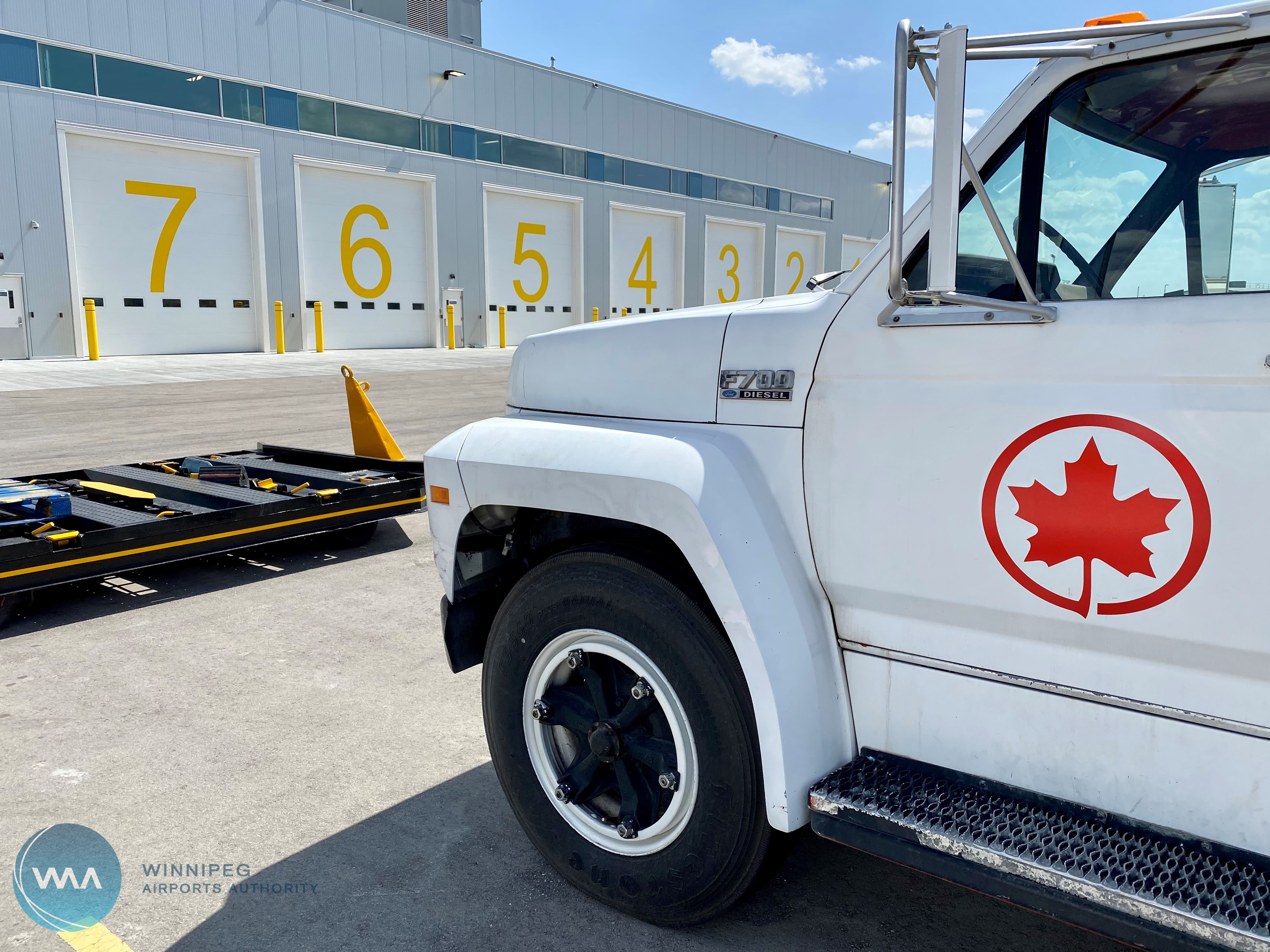 Véhicule d'Air Canada stationné à l'extérieur