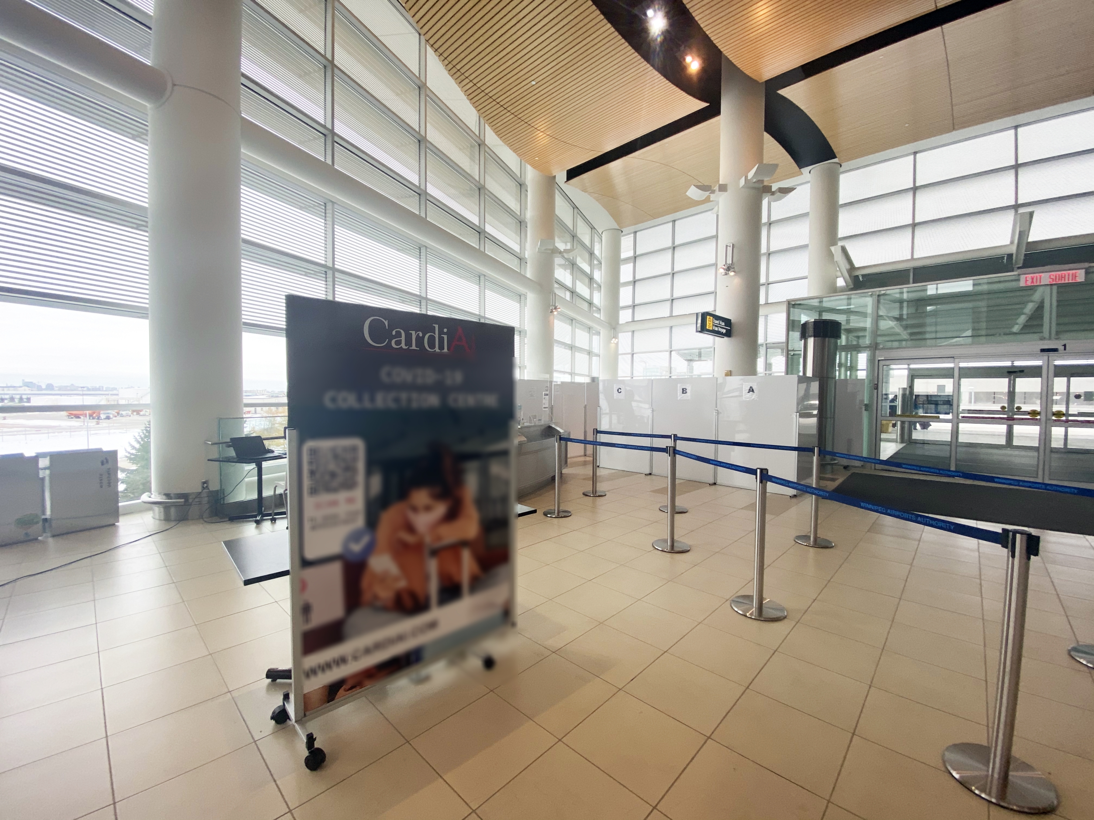 Un nouveau centre de test de dépistage de la COVID-19 exploité par une entreprise canadienne de recherche médicale et de biotechnologie appelée CardiAI dans à l'aéroport international Richardson de Winnipeg