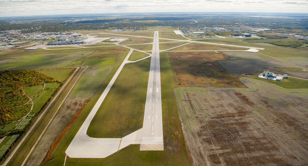 Une photo aérienne de la piste 18/36 de l'aéroport international Richardson de Winnipeg.