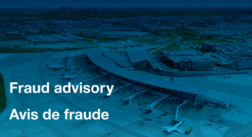 Une photo aérienne de l'aéroport international de Winnipeg Richardson avec un superposé bleu et les mots "Avis de fraude" en anglais et en français.